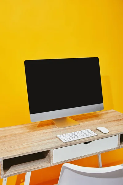 Computer Aan Houten Tafel Met Stoel Buurt Van Helder Gele — Stockfoto