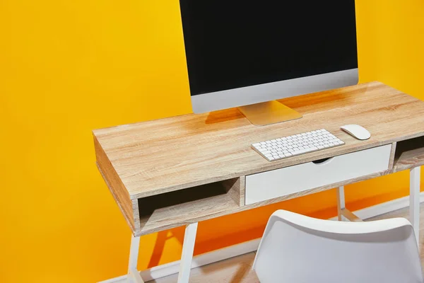 Close Workplace Computer Wooden Table Yellow Wall — Stock Photo, Image