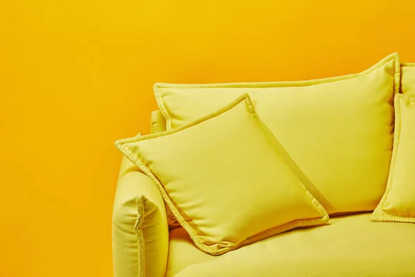 Perto Sofá Brilhante Com Travesseiros Isolados Amarelo — Fotografia de Stock