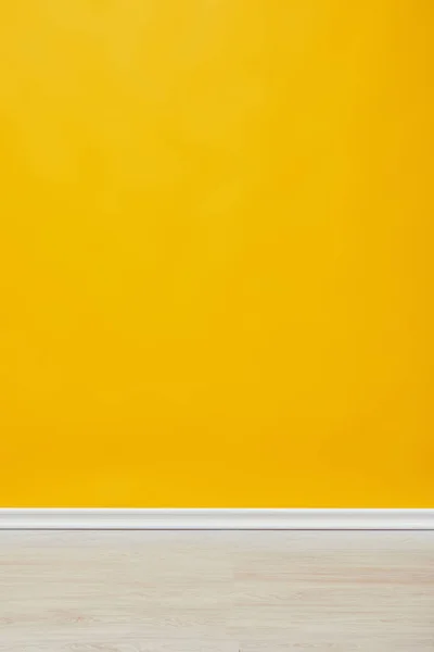 Bright Empty Yellow Wall Wooden Floor — Stock Photo, Image