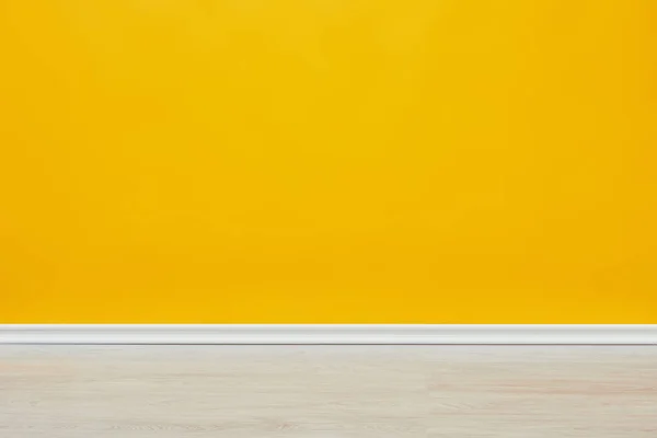 Background Bright Empty Yellow Wall Wooden Floor — Stock Photo, Image