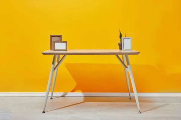 테이블 액자와 노란색 선인장 — 스톡 사진
