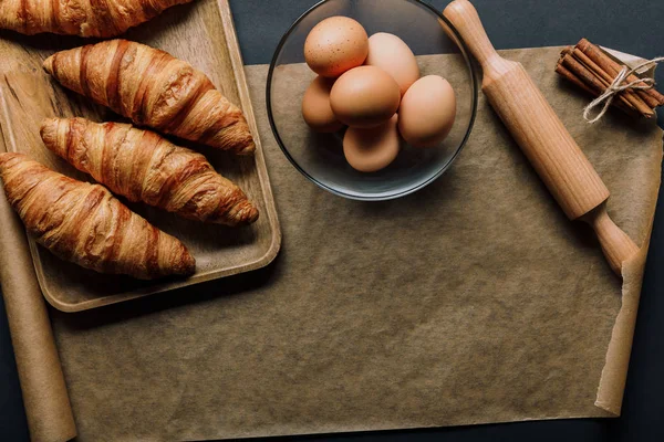 Fekete Tábla Fahéj Tojás Tál Tálca Croissant Sodrófa Sütés Papírt — Stock Fotó