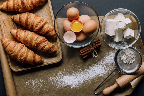 Vista Superior Papel Manteiga Coberto Farinha Croissants Ingredientes Mesa — Fotografia de Stock