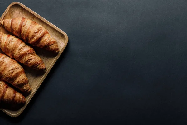 Vista Desde Arriba Bandeja Con Deliciosos Croissants Sobre Mesa Negra —  Fotos de Stock