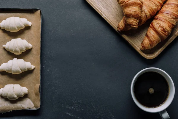 Lapos Feküdt Kávéscsésze Tésztát Tálca Croissant Fekete Asztal — Stock Fotó