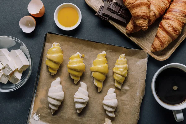 Felülnézet Tálca Tésztát Csésze Kávé Croissant Összetevők Fekete Asztal — Stock Fotó