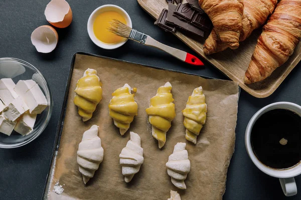 Blick Von Oben Auf Teig Für Croissants Auf Tablett Pinsel — Stockfoto