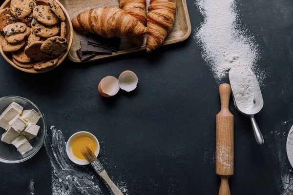 Lapos Feküdt Croissant Cookie Kat Összetevők Fekete Tábla Liszttel — Stock Fotó