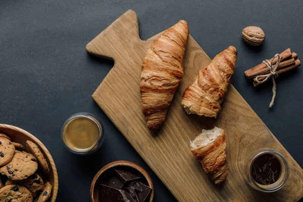 Erhöhter Blick Auf Zimt Kaffee Croissants Schokolade Und Kekse Auf — Stockfoto