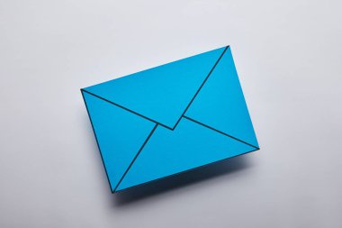 üstten görünüm mavi e-posta imzalamak gri arka plan üzerinde