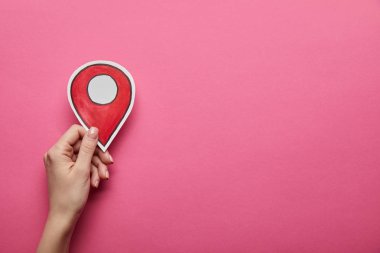 Elinde kırmızı geolocation üstten görünüm pembe bir arka plan üzerinde