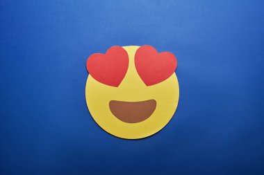Top görünümünde aşk emoji mavi zemin üzerine