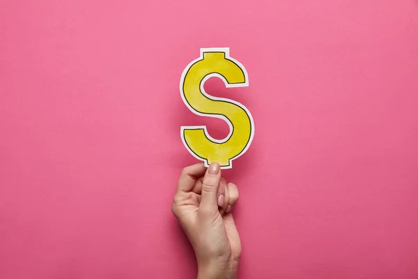 Bovenaanzicht Van Hand Met Gele Dollarteken Roze Achtergrond — Stockfoto