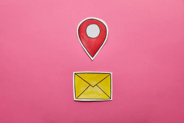 Yellow Mail Sign Red Geolocation Pink Background — Stock Photo, Image