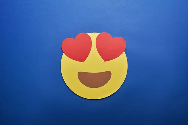 Vista Superior Emoji Amor Fundo Azul — Fotografia de Stock