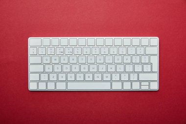 Bilgisayar klavyesi üstten görünüm kırmızı zemin üzerine 