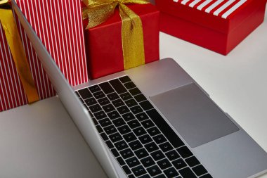 Yakındaki kaydırılmış renkli giftboxes dizüstü açtı