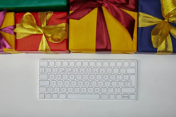 Top View Colourful Gifts Computer Keyboard White Background — Free Stock Photo