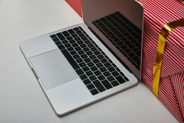 Beskåret Visning Åbnet Bærbar Computer Med Sort Laptop Tastatur – Gratis stock-foto