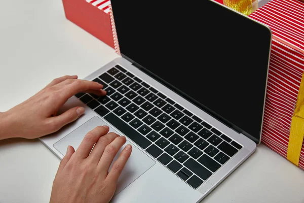 Beskuren Bild Kvinna Använder Laptop Med Blank Skärm — Gratis stockfoto