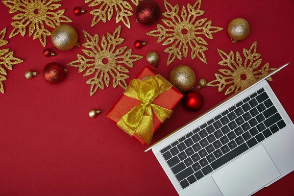 Top View Laptop Wrapped Present Decorations Red Background — Stock Photo, Image