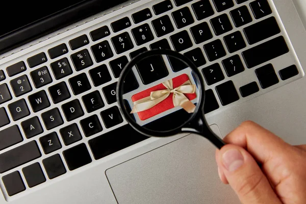 Cropped View Man Holding Magnifier Laptop Keyboard Gift Online Holiday — Stock Photo, Image