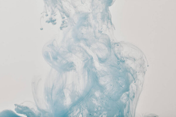 художественный фон с голубыми вихрями краски в воде
