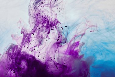 Mor ve mavi boya swirls karıştırma görünümünü kapat