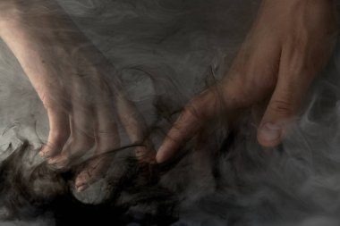 su koyu boya ile parmaklarda dokunmadan çift görünümünü kırpılmış