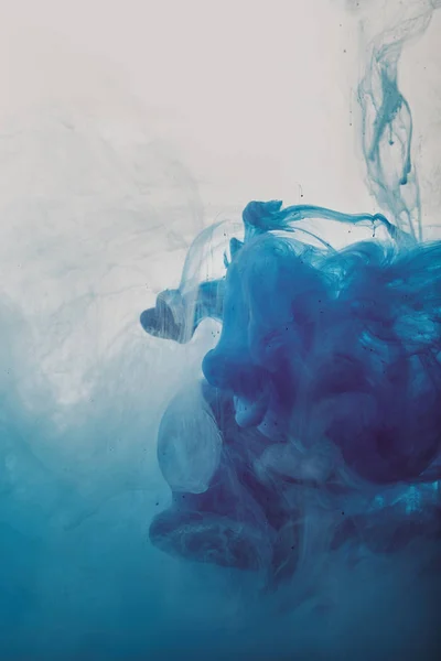 塗料の青い渦と抽象的な芸術的な背景 — ストック写真
