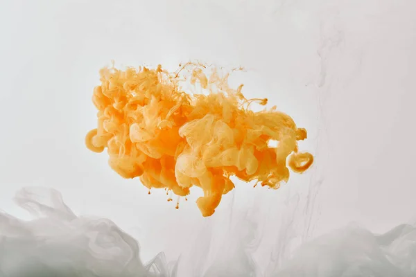 艺术背景与白色和橙色飞溅的油漆 — 图库照片