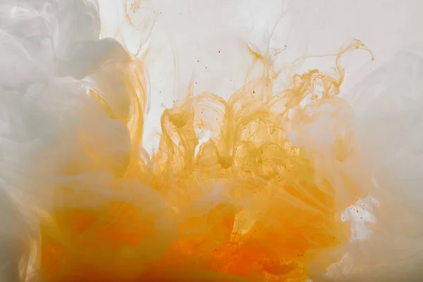 Absztrakt Háttér Fehér Narancssárga Kavarog Festék — Stock Fotó