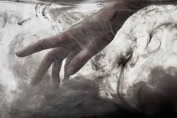 グレーの塗料が付いている水で女性の手 — ストック写真