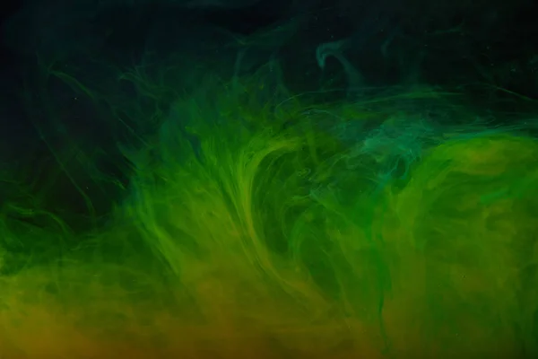 水にアクリル絵の具の緑の渦巻きと抽象的な背景 — ストック写真
