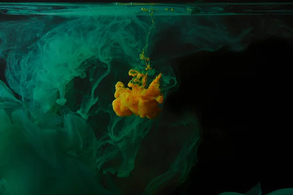 Zwarte Achtergrond Met Groene Wervelingen Oranje Splash Van Verf Water — Gratis stockfoto