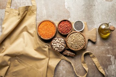 önlük, baklagiller, goji meyveleri ve chia tohum rustik arka plan ile ahşap tahta üzerinde düz lay