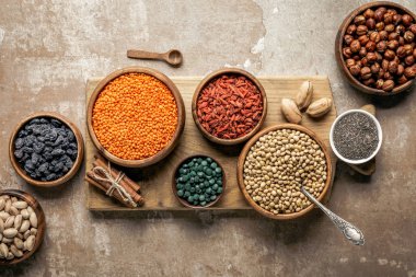 baklagiller, goji meyveleri ve sağlıklı malzemelerle rustik arka plan ile ahşap tahta düz lay