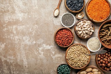 üstten görünüm superfoods, baklagiller ve sağlıklı malzemelerle kopya alanı rustik zemin üzerine