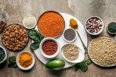 rustik dokulu arka plan üzerinde superfoods, Yulaf kabuğu çıkarılmış tane ve baklagiller üstten görünüm