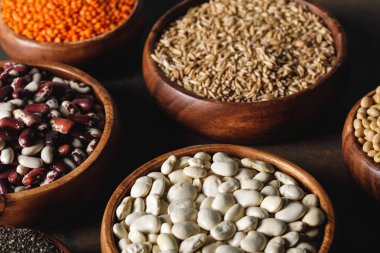 fasulye, mercimek ve masada ahşap kase yulaf kabuğu çıkarılmış tane ürün yelpazesine