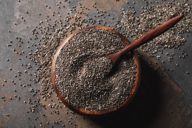 Chia tohum kaşık masada ahşap kase