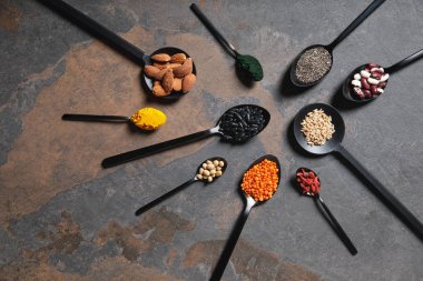 kaşık ile superfoods, baklagiller ve tahıllar masada düz lay