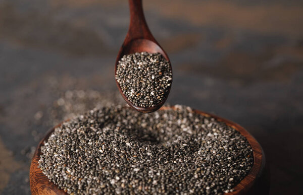 селективный фокус семян в миске из деревянной ложки и чиа
 
