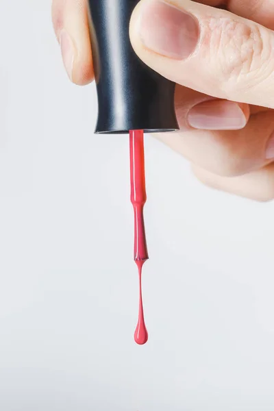 Visão Parcial Mulher Segurando Escova Com Esmalte Vermelho Isolado Cinza — Fotografia de Stock
