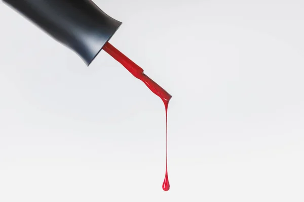Vista Perto Escova Esmalte Unhas Com Brilhante Laca Vermelha Gota — Fotografia de Stock Grátis