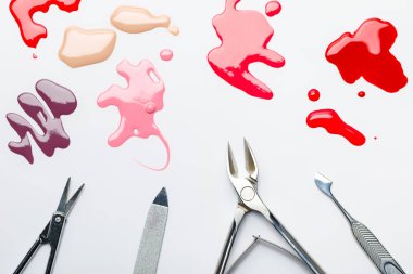 izole üzerinde gri en iyi tırnak cilası manikür yakınındaki, çok renkli su birikintileri görünümünü ayarlama