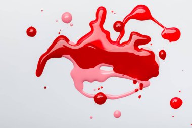 Kırmızı soyut dökülen gri izole oje üstten görünüm 