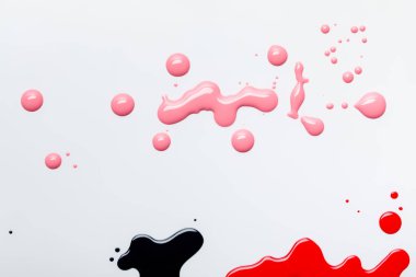çok renkli dökülen tırnak cilası gri izole üstten görünüm