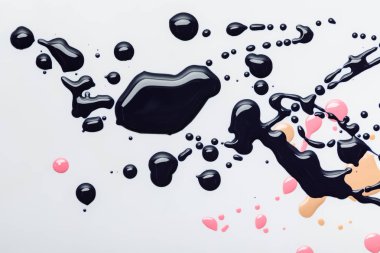 gri izole pembe ve bej damla ile Soyut siyah dökülmeleri üstten görünüm